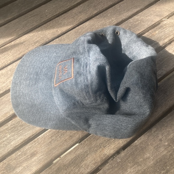 Adjustable RVCA 5 panel grey hat - Picture 3 of 5